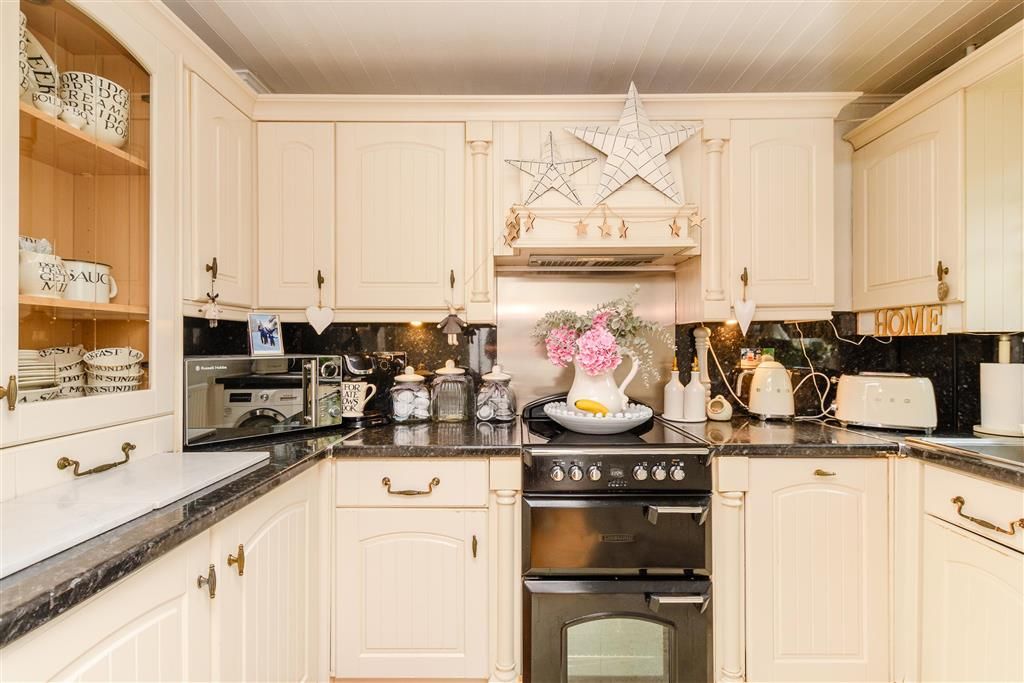 Property photo 2 of 10 Kitchen