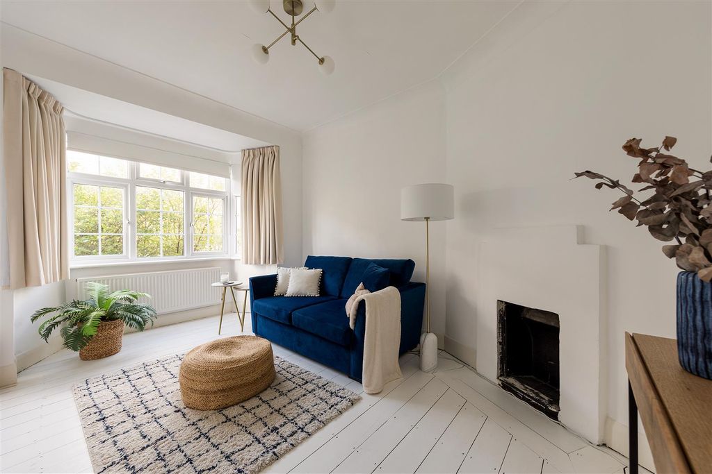 Property photo 2 of 33 Orford Road, E17
