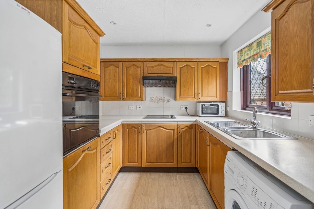 Property photo 3 of 14 Kitchen (2)