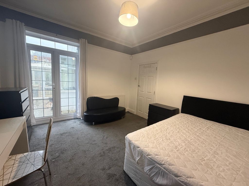 Property photo 1 of 8 Kitchen