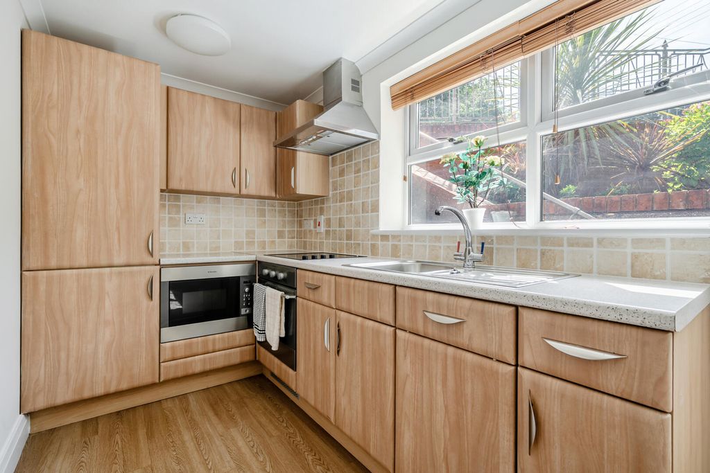 Property photo 3 of 11 Kitchen