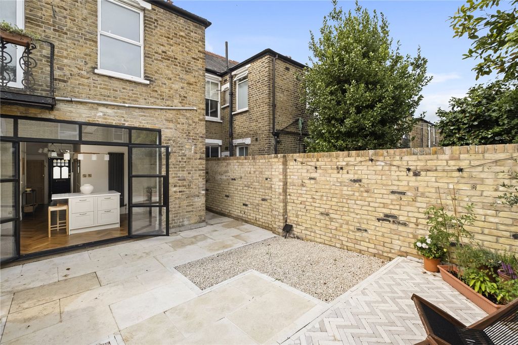 Property photo 2 of 17 Garden