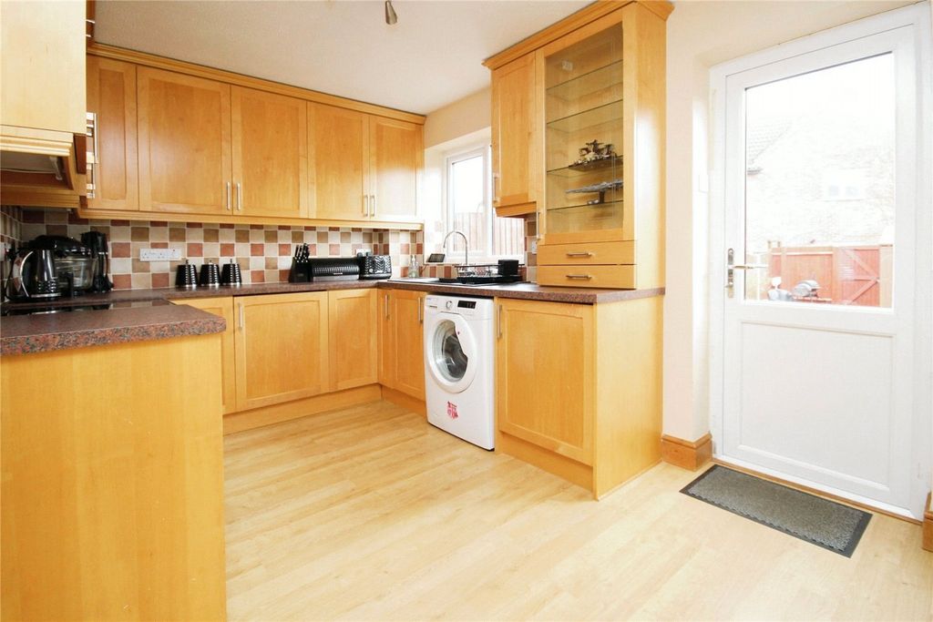 Property photo 2 of 8 Kitchen