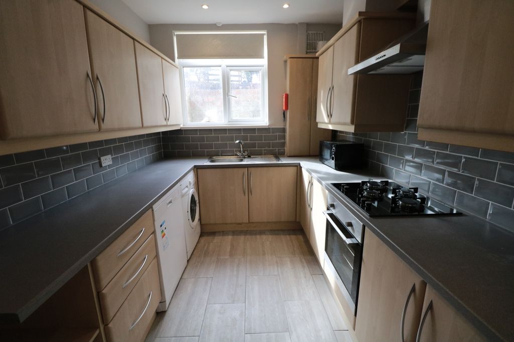Property photo 2 of 7 Kitchen