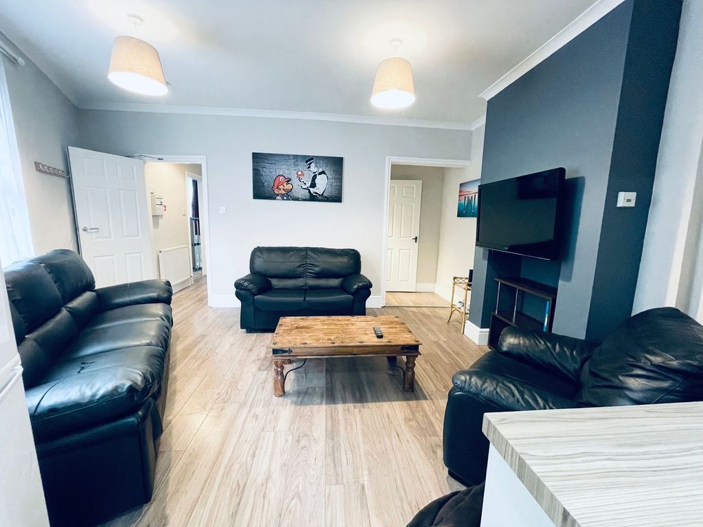 Property photo 1 of 16 Bright, Well-Presented Living Room With Comfortabl...