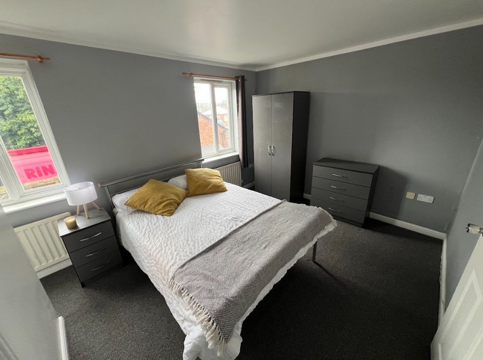 Property photo 2 of 8 Bright, Neatly Presented Double Bedroom With Neutr...