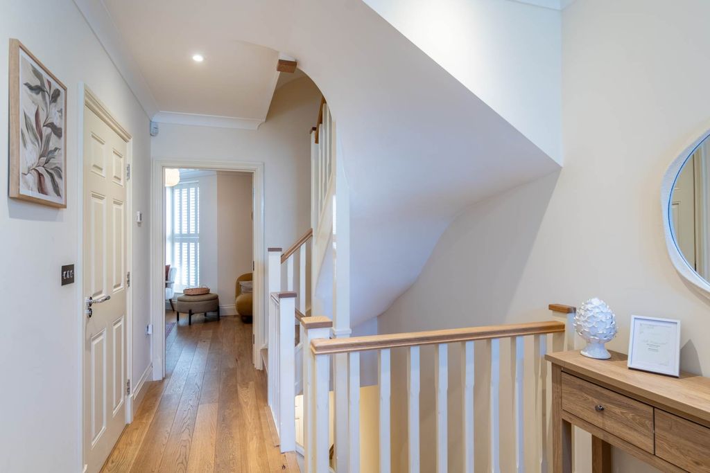 Property photo 2 of 25