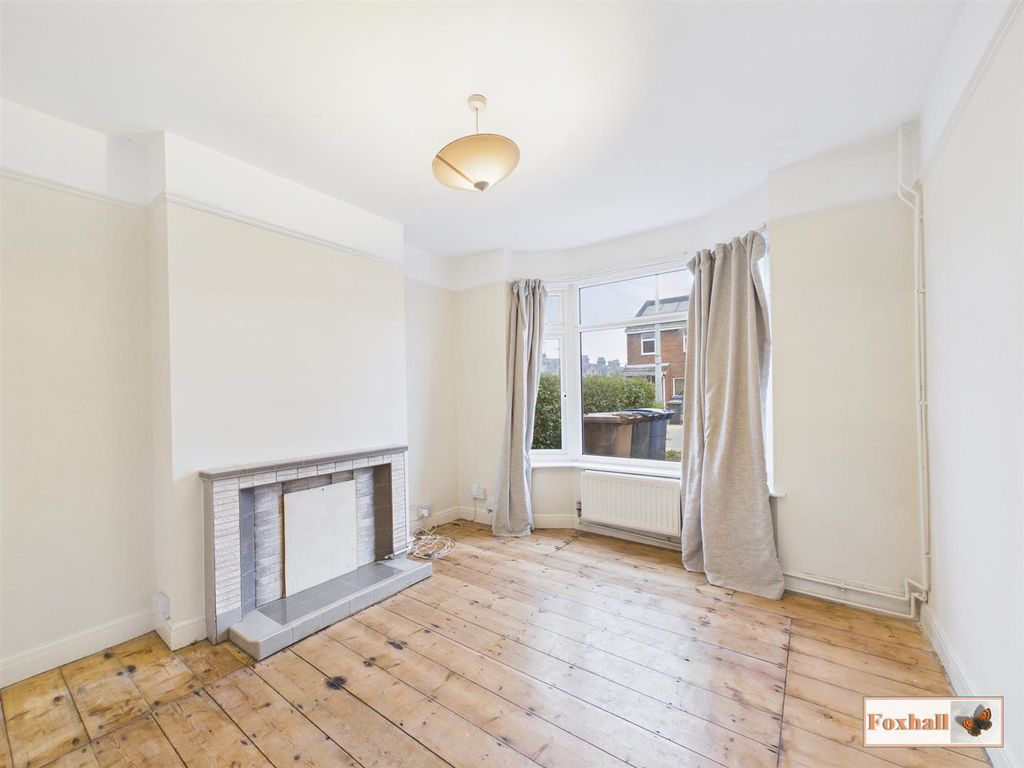 Property photo 3 of 18 Lounge