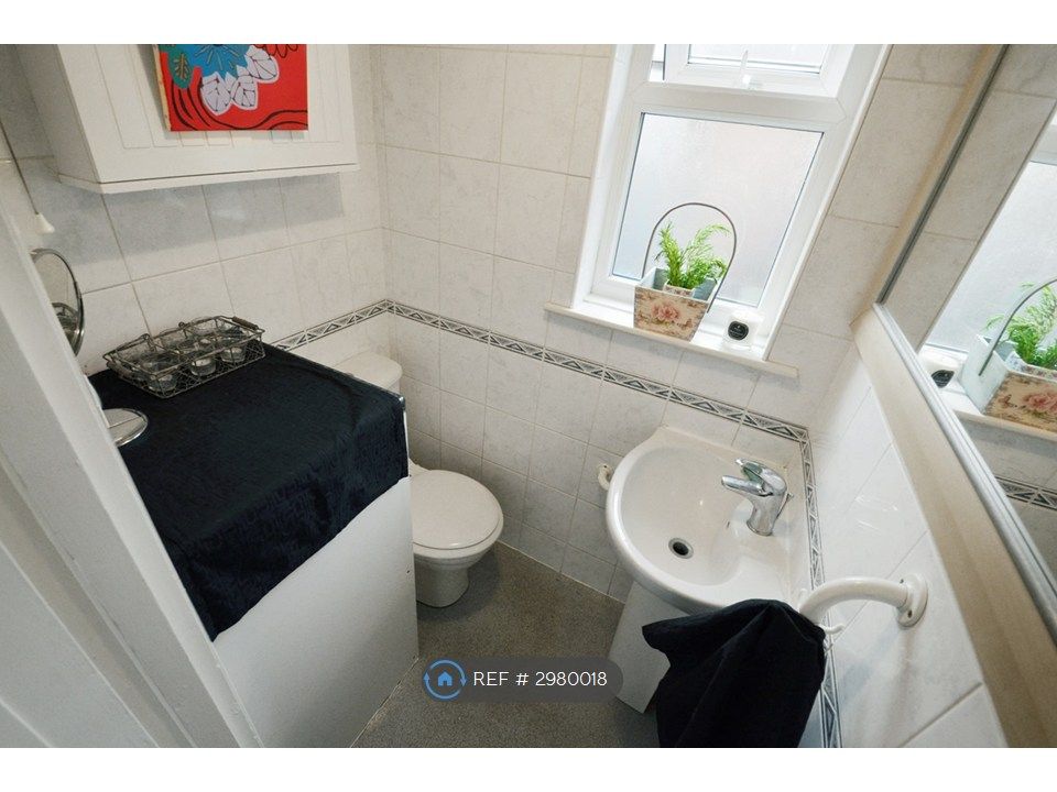 Property photo 3 of 6 Toilet