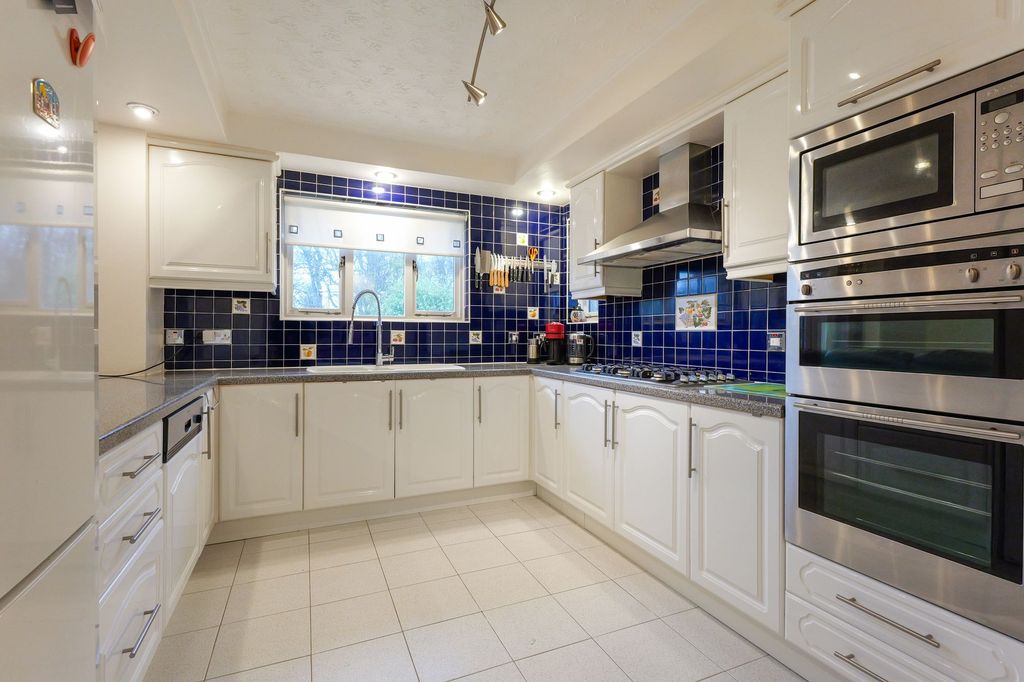 Property photo 3 of 33