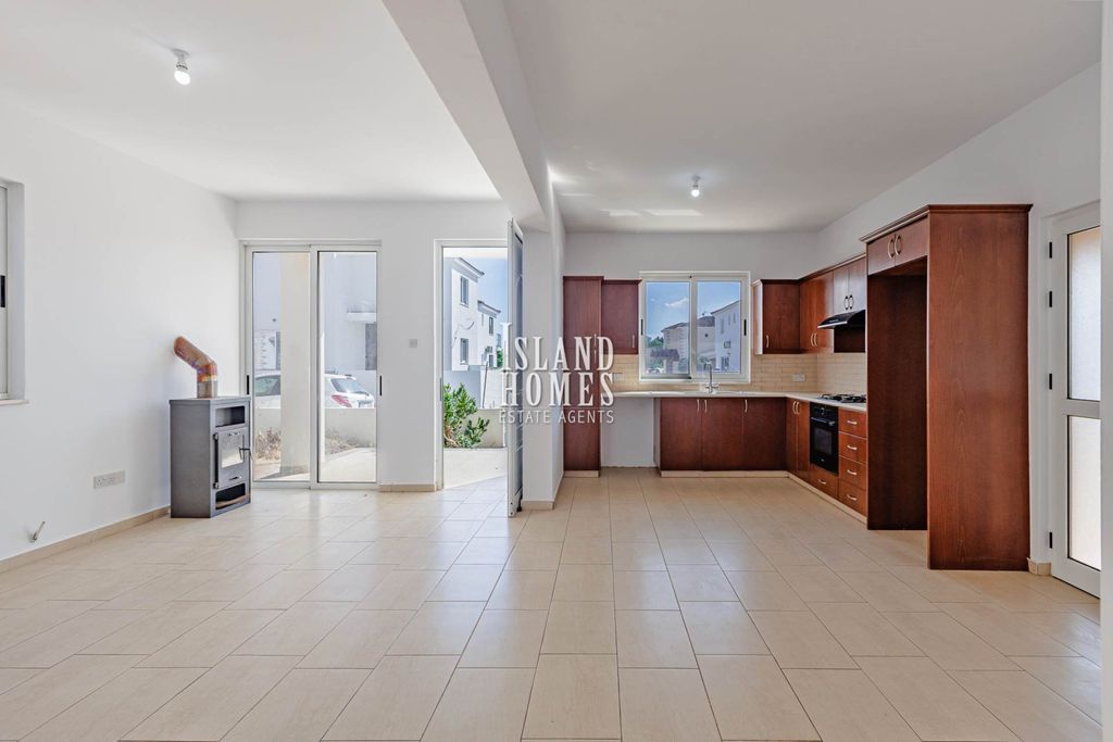 Property photo 2 of 34