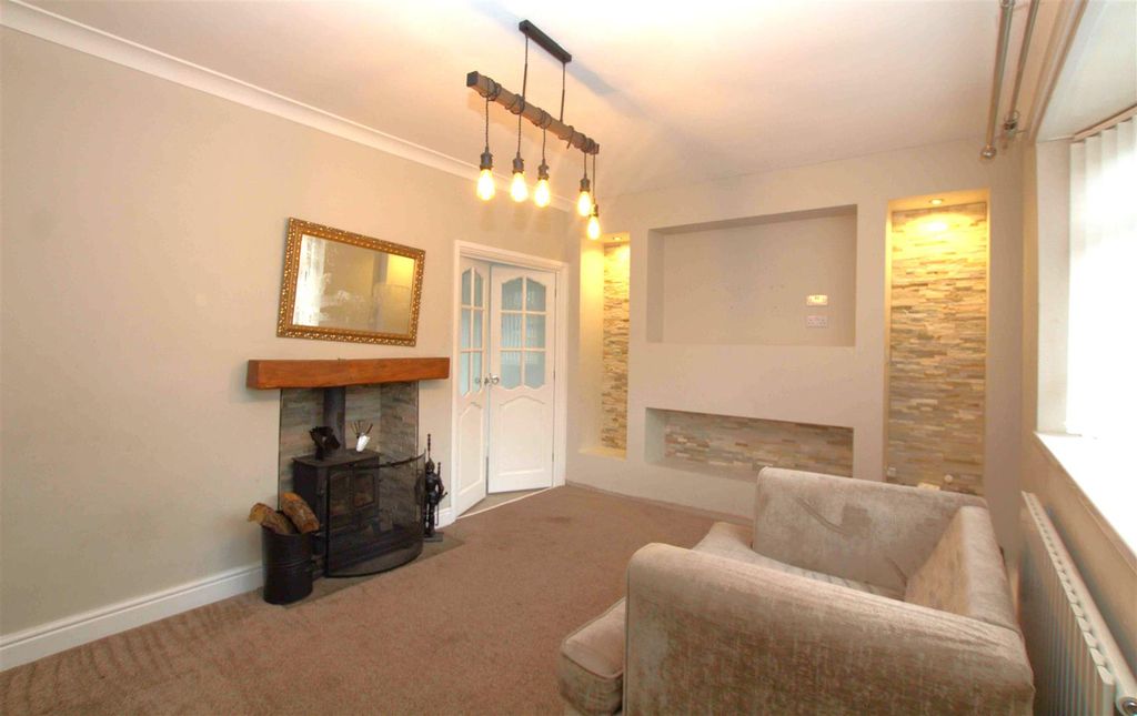 Property photo 3 of 12 Lounge