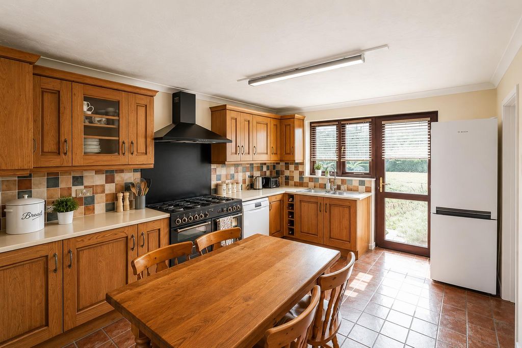 Property photo 2 of 16 Kitchen/Breakfast