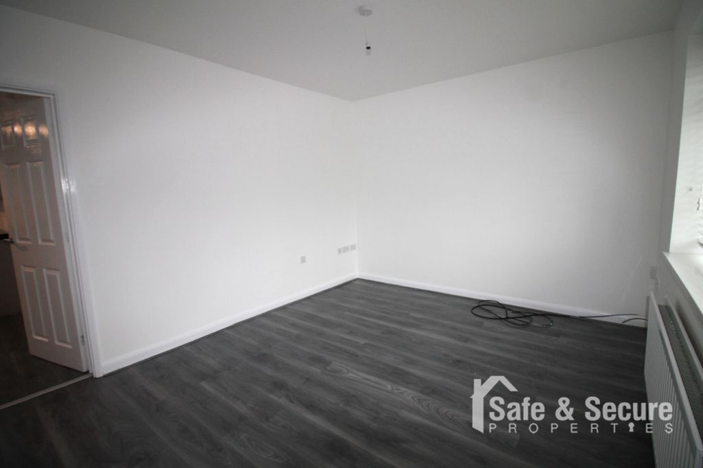 Property photo 3 of 15 Lounge (1)