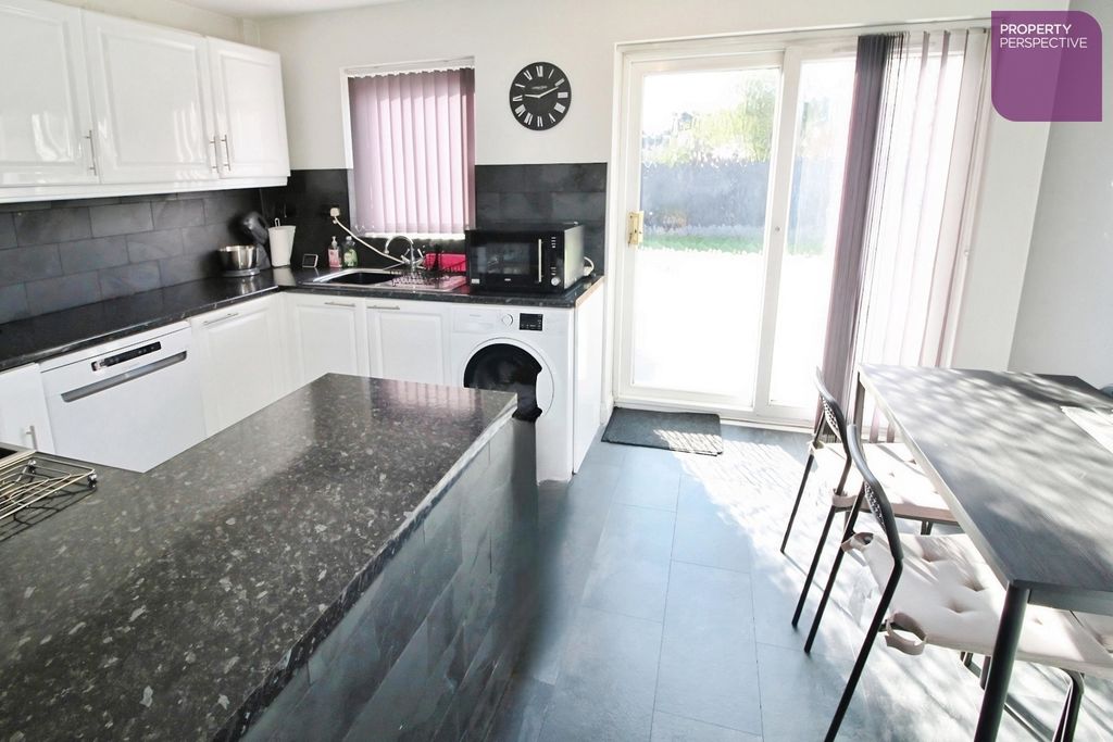 Property photo 3 of 9 Dining Kitchen