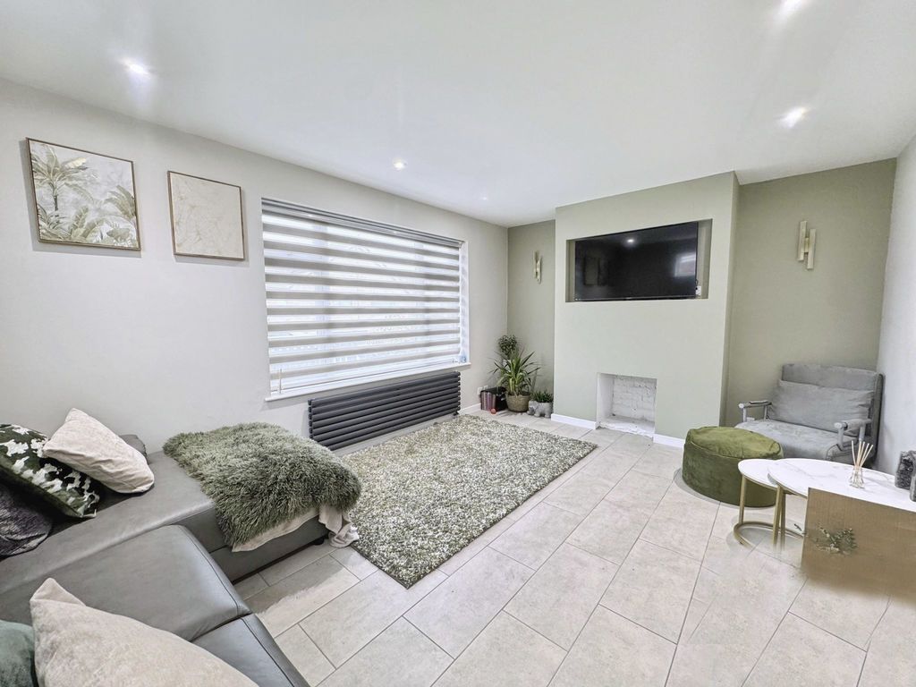 Property photo 2 of 15 Windsor Court