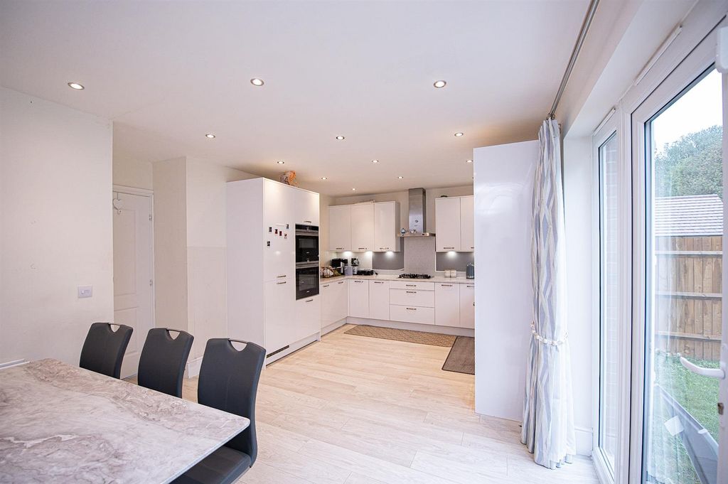 Property photo 2 of 35 4-33-Cricketers-Grove-4.Jpg