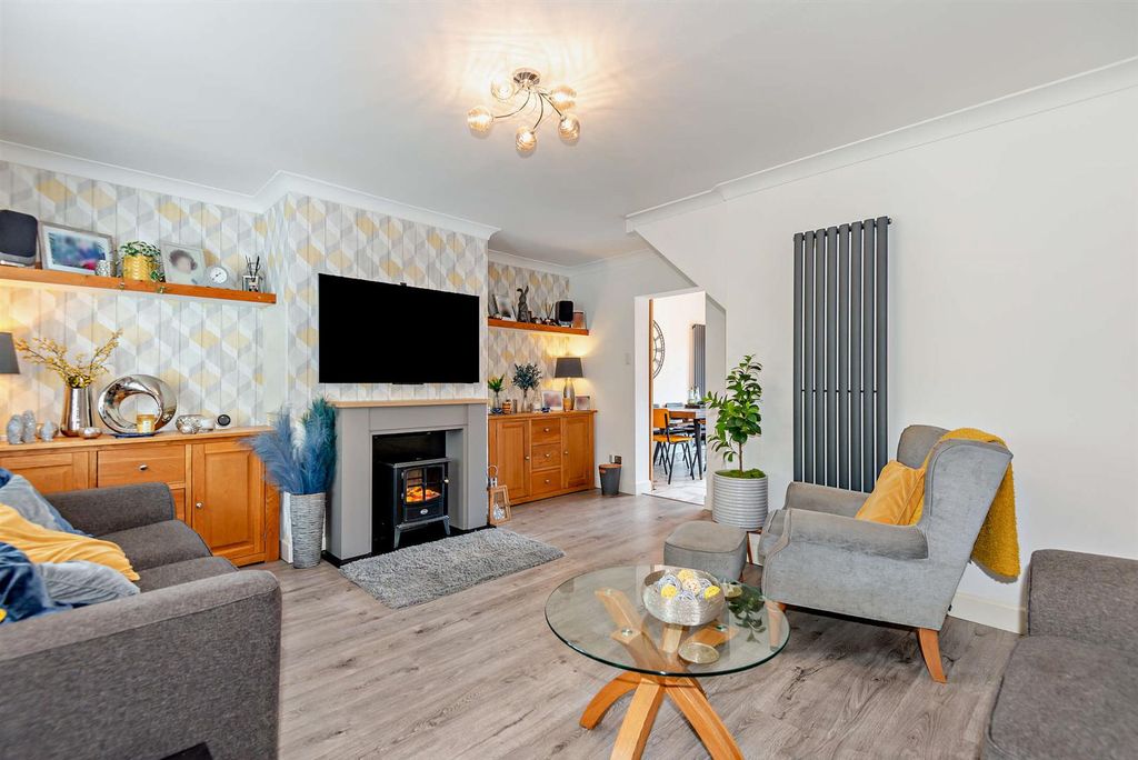 Property photo 2 of 28 8666775-Interior02-800.Jpg