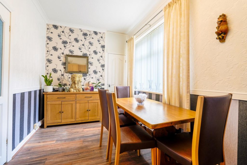 Property photo 3 of 9 Dining Room