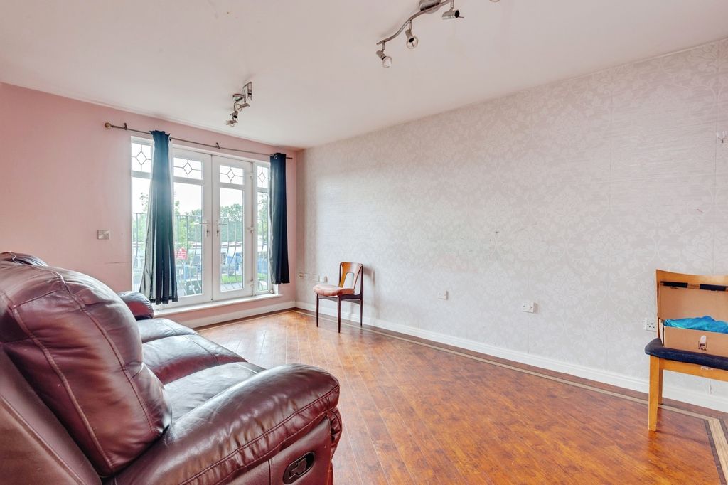 Property photo 3 of 17 Pbox-Img.Jpg