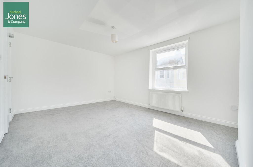 Property photo 1 of 8 Lounge