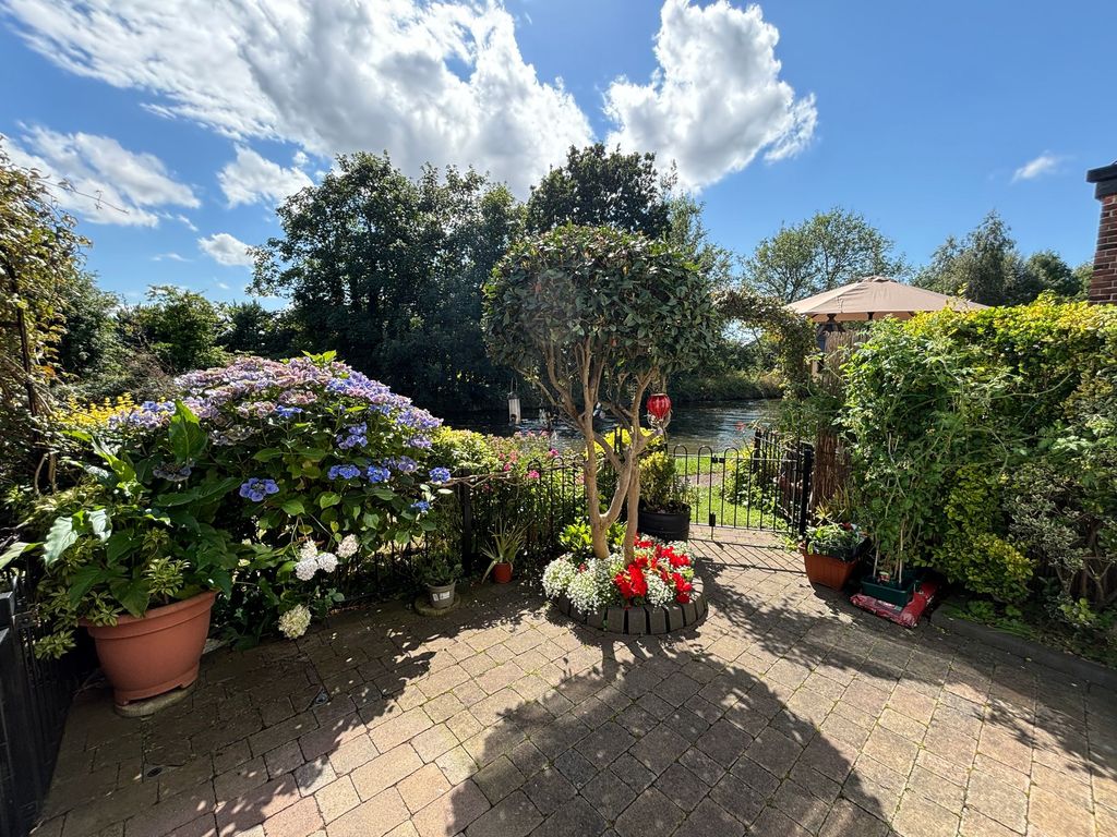 Property photo 2 of 11 Front Garden