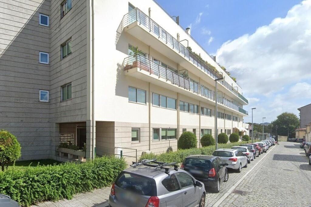 Property photo 1 of 27 T2+1 Apartment For Sale In Porto, Built In 2006, With Garage