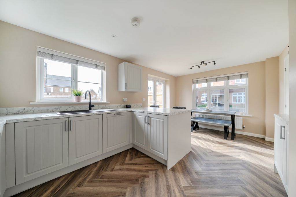 Property photo 3 of 23 1439920-19-69d8E183093Ec