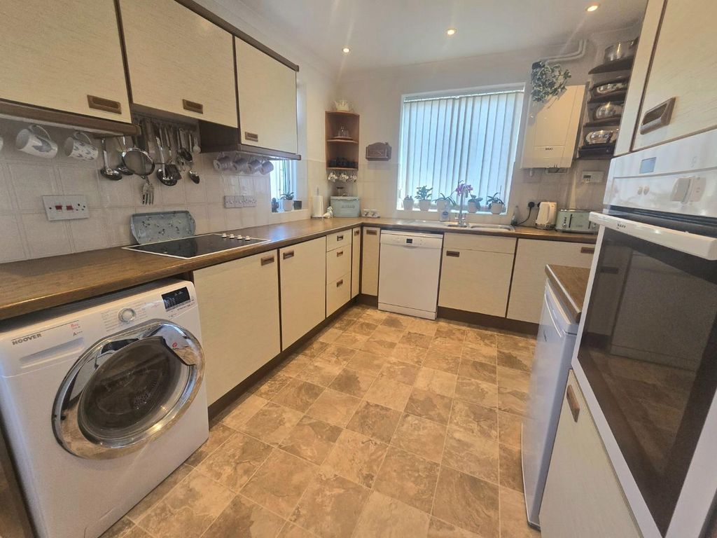 Property photo 3 of 20 Kitchen