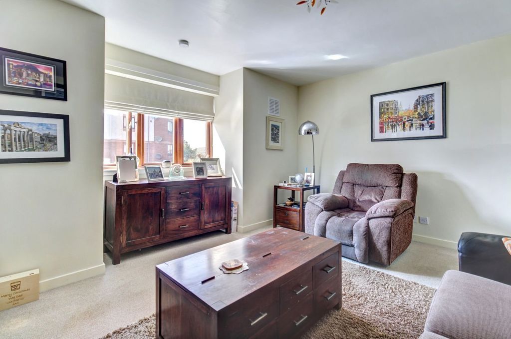 Property photo 3 of 16 Lounge
