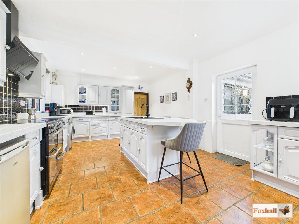 Property photo 2 of 25 Kitchen