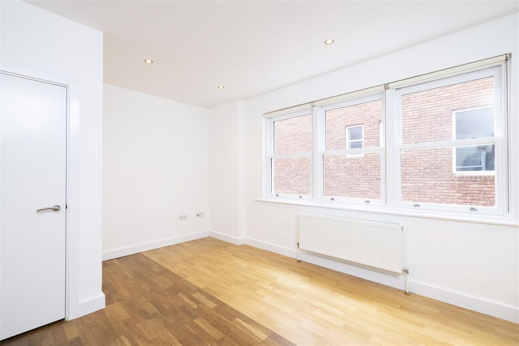 Property photo 3 of 7 Flat-5-Wallis-House-76-North-Street-Guildford-3.Jp