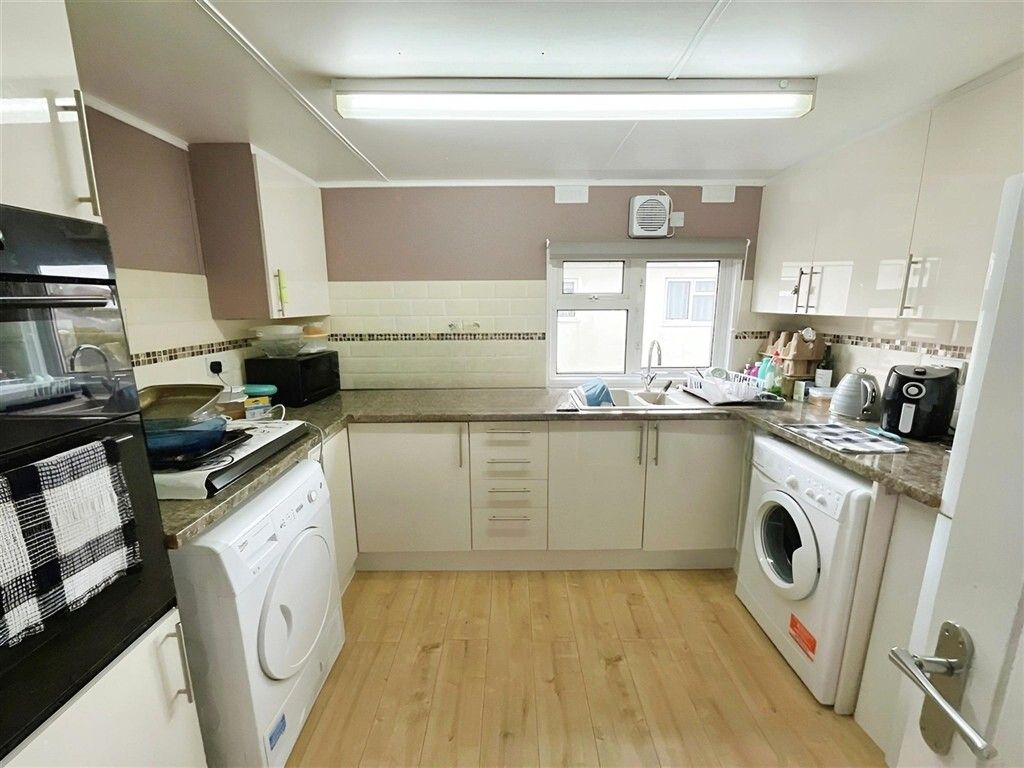 Property photo 3 of 6 Kitchen