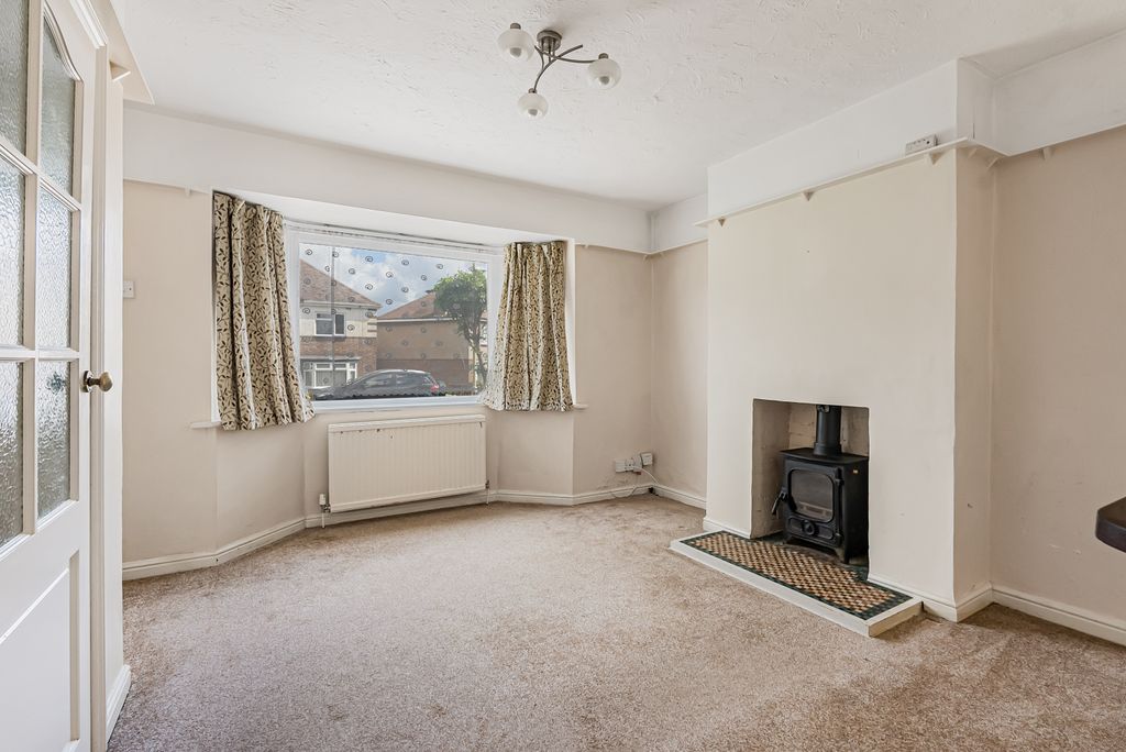 Property photo 2 of 16 Lounge