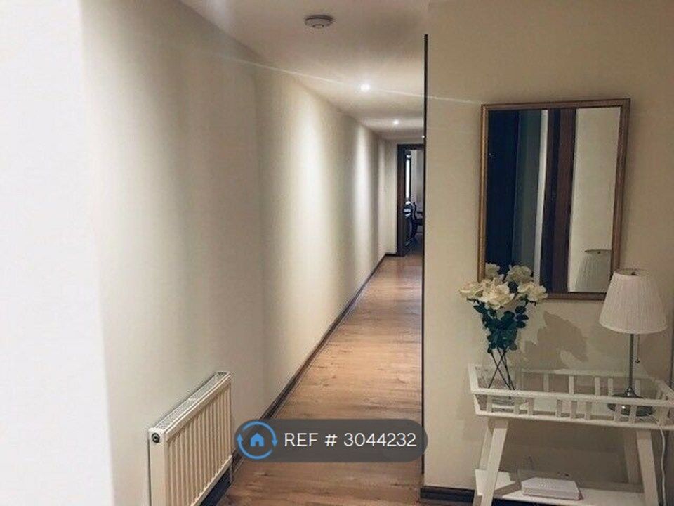 Property photo 3 of 14 Hall
