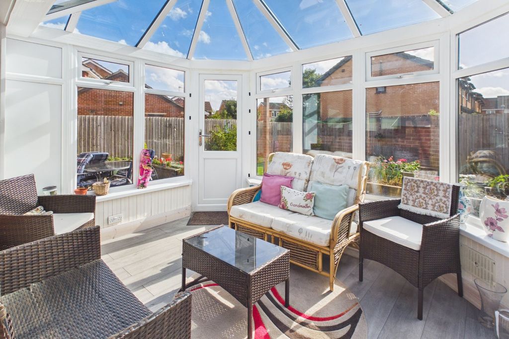Property photo 3 of 11 Conservatory