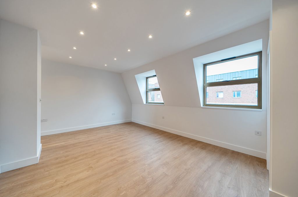 Property photo 3 of 8 1420572-1-699d802...