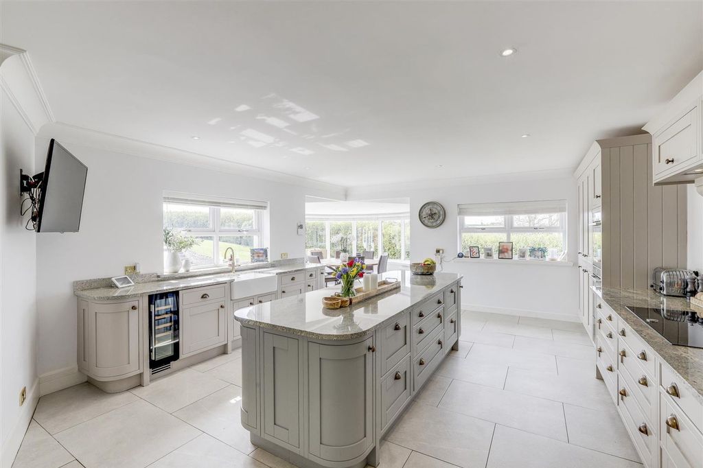 Property photo 2 of 37