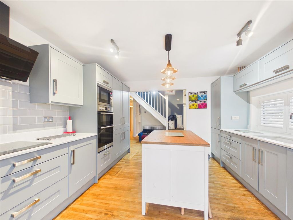 Property photo 3 of 16 Cam05451G0-Pr0101-Still006.Jpg