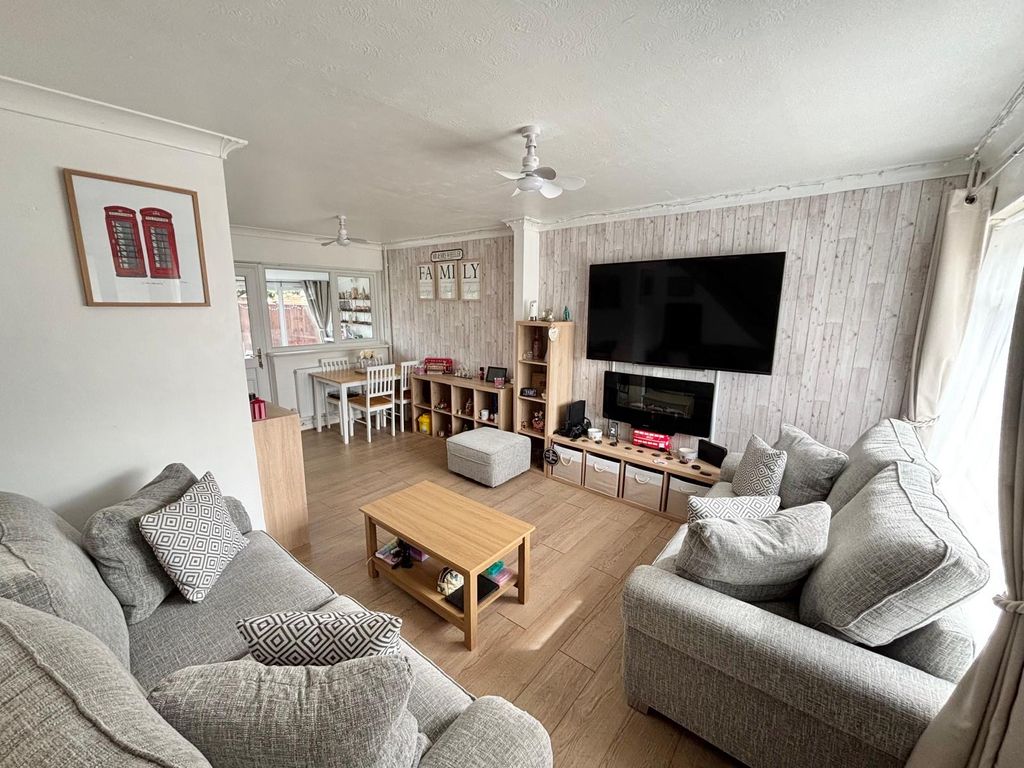 Property photo 2 of 10 Living Room