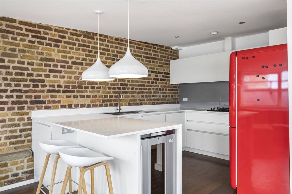 Property photo 2 of 21 Reception/Kitchen