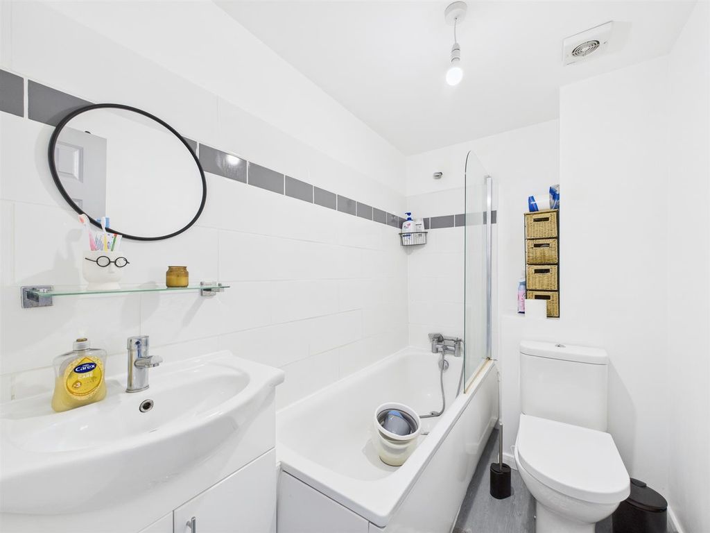 Property photo 3 of 17 Cam01358G0-Pr0212-Still005.Jpg