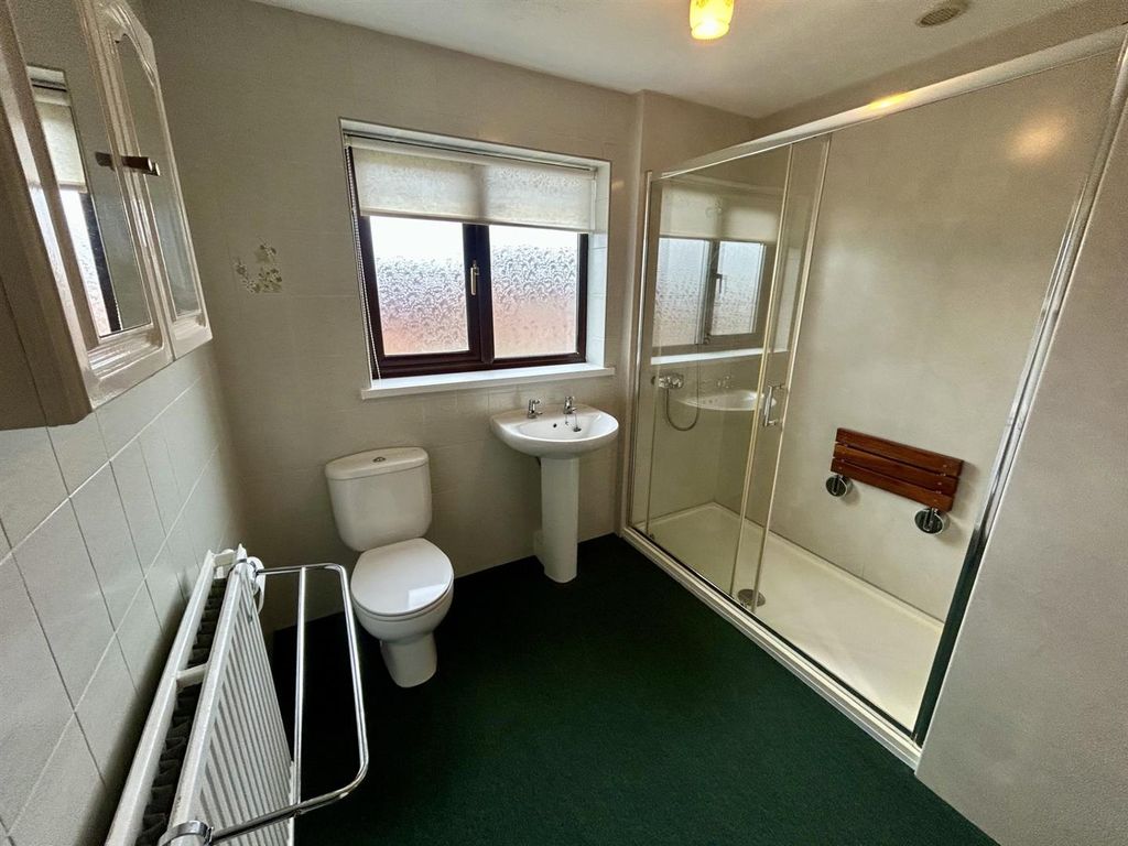 Property photo 1 of 11 Bathroom.Jpg