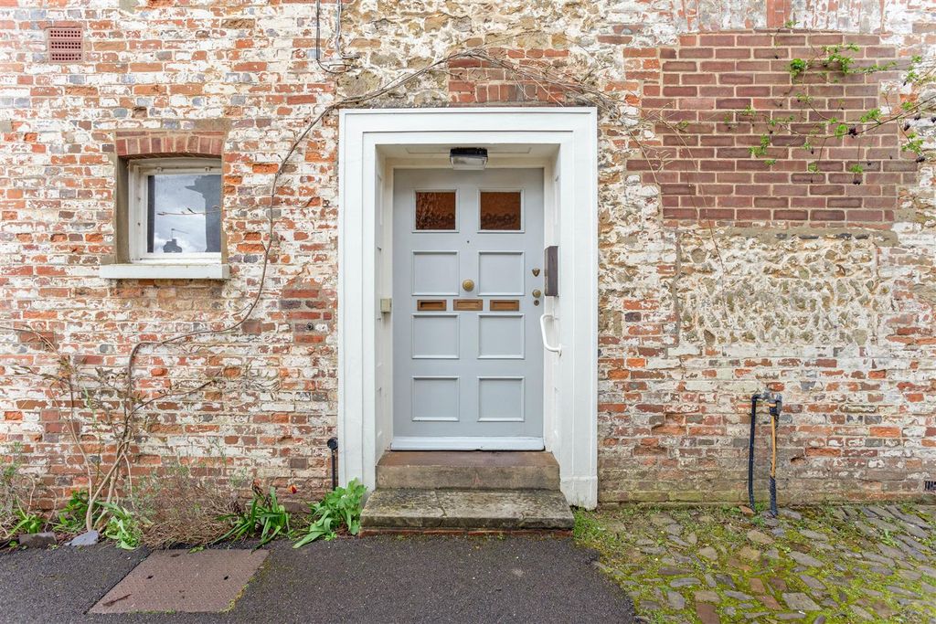Additional image 14 of 2 bed flat for saleThe Spain, Petersfield GU32