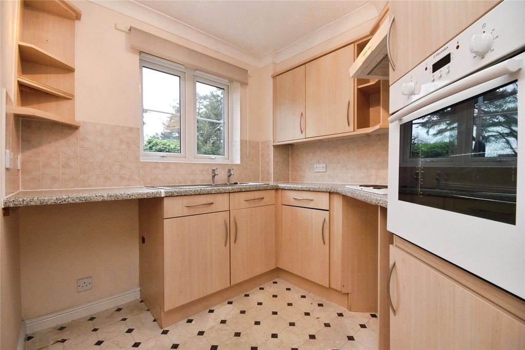 Property photo 3 of 11 Kitchen