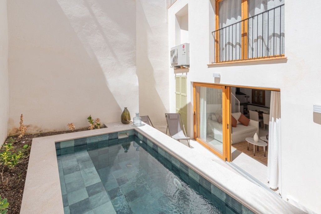 Property photo 1 of 20 Pool And Exterior (2)