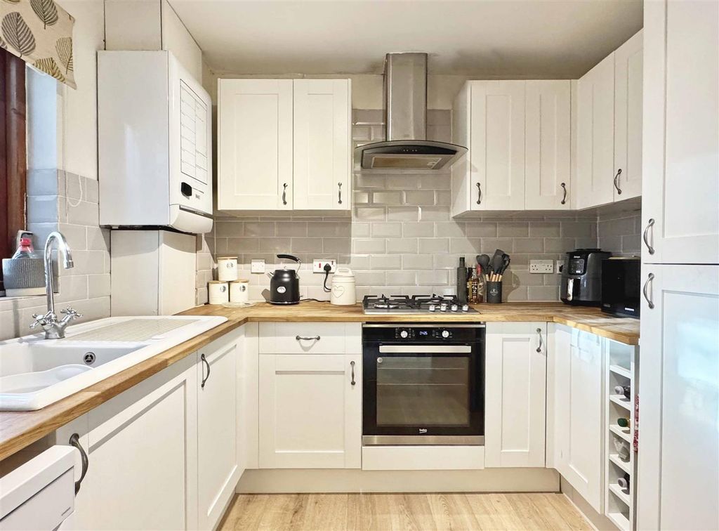 Property photo 3 of 18 Kitchen.Jpg
