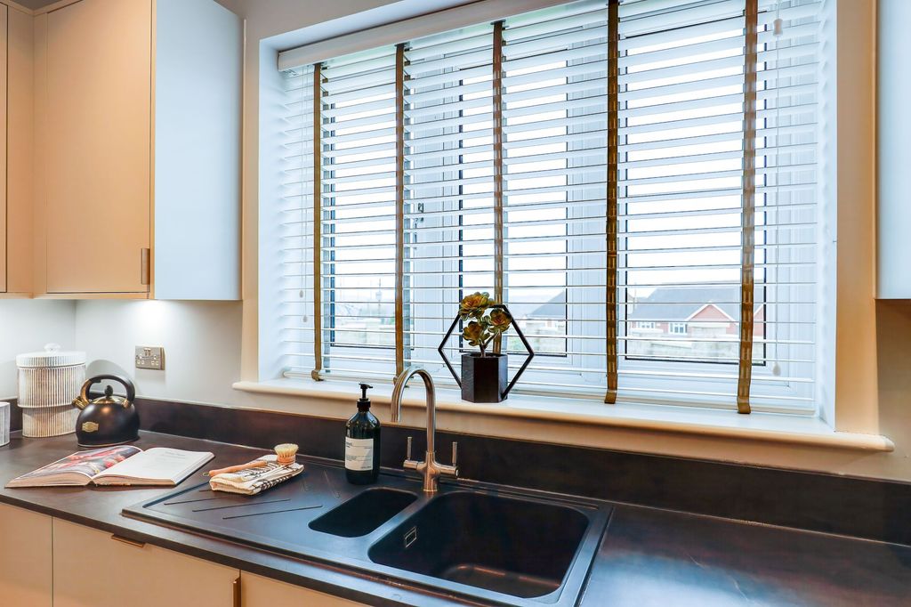 Property photo 3 of 17 Kitchen