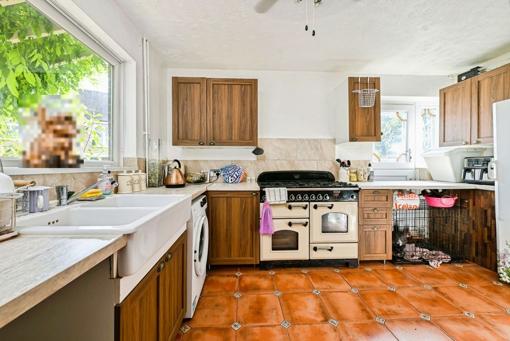 Property photo 3 of 14 Fitted Kitchen
