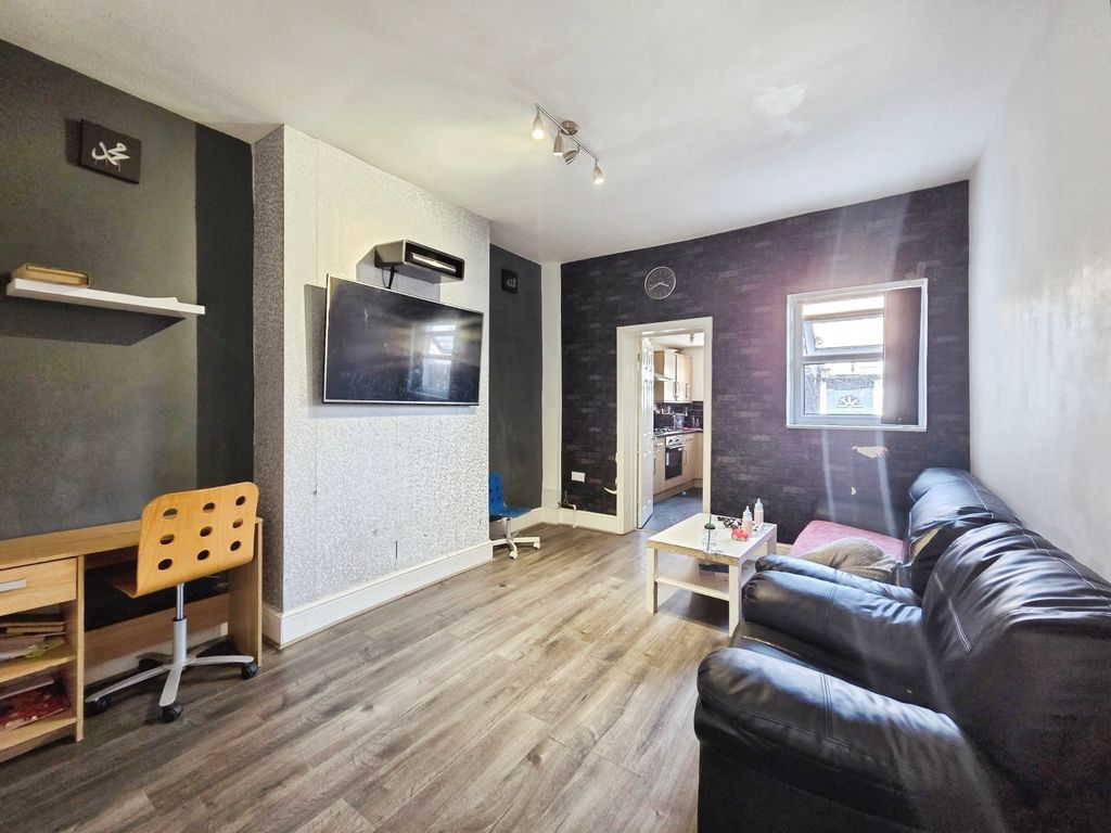 Property photo 2 of 11 47c94c39-1000149171
